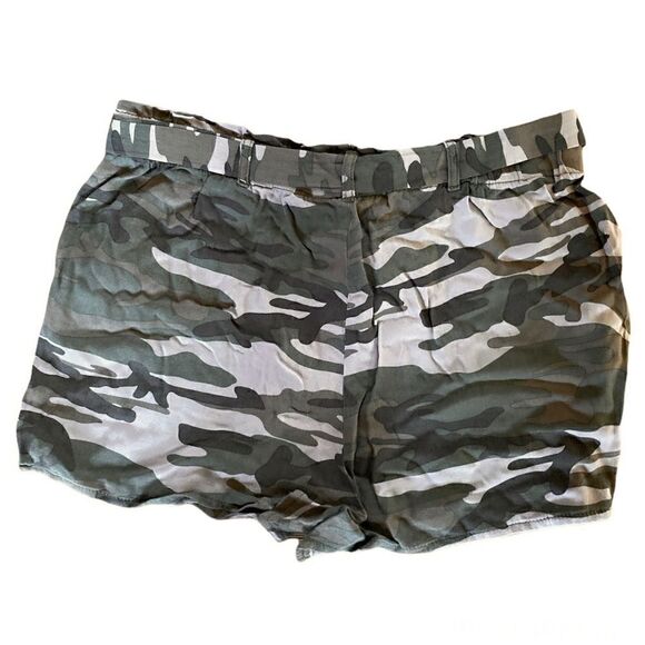 NWT Blu Edit‎ Women’s Camo Tie Front Shorts Green Size Large - Picture 2 of 7
